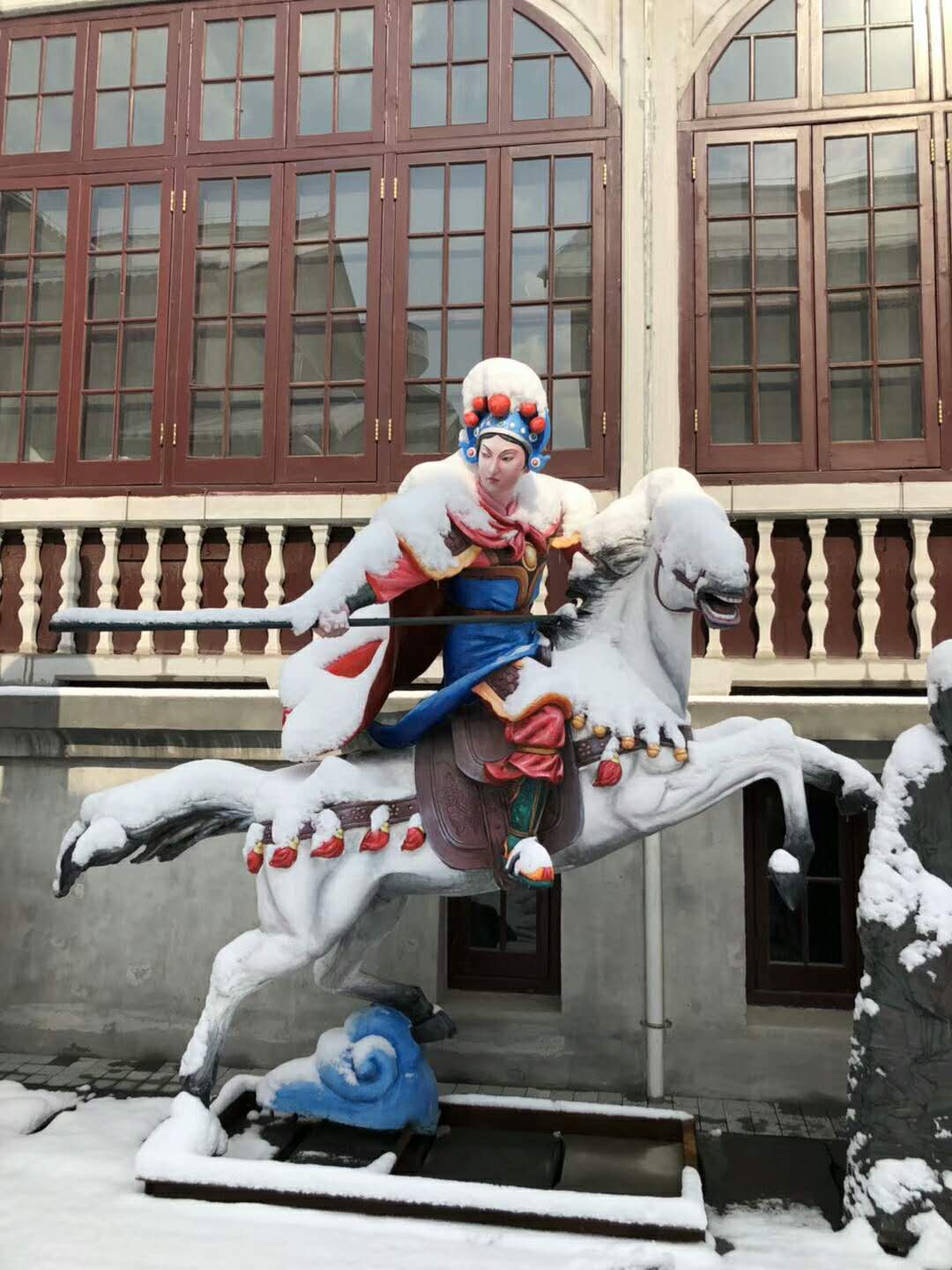 新城眾象雕塑——不畏嚴寒 雪中傲骨