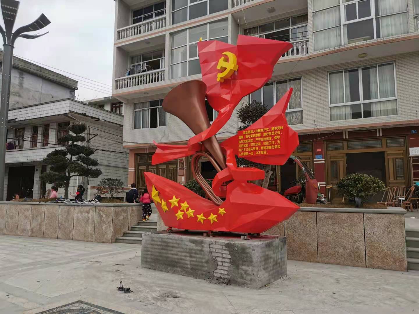 新城雕塑藝術中，哪些作品最能體現情感？