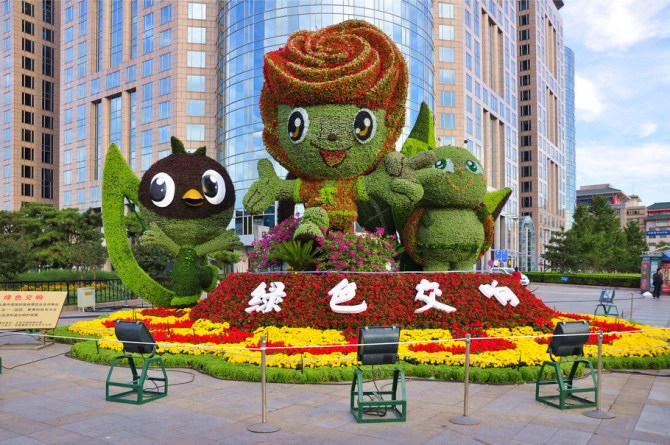 新城垂直花園雕塑怎么實(shí)現(xiàn)節(jié)能減排？