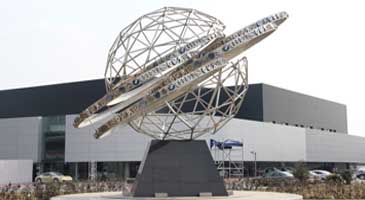 新城各種顏色形狀的玻璃鋼雕塑是如何制成的呢？