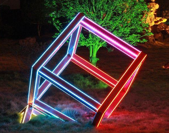 新城藝術家如何結合城市環境進行雕塑創作？