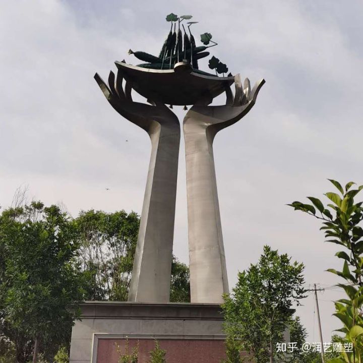 新城雕塑藝術(shù)工程中如何考慮材料耐久性？